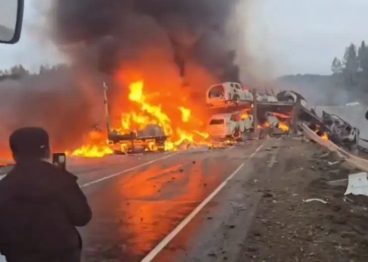 Погиб водитель автоваза, пострадали восемь автомобилей: подробности ДТП с горящими фурами в Иркутской области