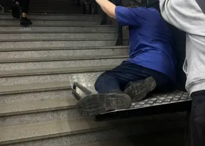 Новосибирцы не остались равнодушными к мужчине с костылями в метро