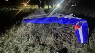 Пилот погиб при падении мотопараплана в Алтайском крае, зацепившись за электропровода