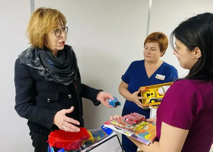 Наталия Фирюлина передала «Коробку храбрости» в Красноярскую краевую детскую больницу