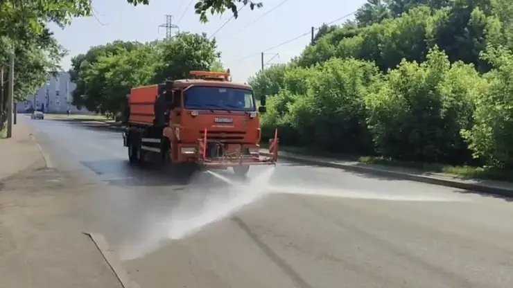 Красноярцам показали, как дорожники поливают асфальт в 30-градусную жару