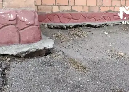 В Красноярске снова провалился грунт у дома на улице Бограда