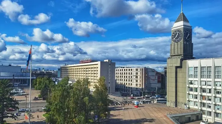 «Чему учат в школе» сегодня исполняют главные городские часы Красноярска