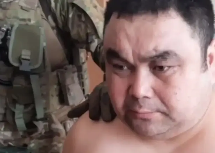 Полуголый мужчина нападал на прохожих с топором в Абакане: его задержали