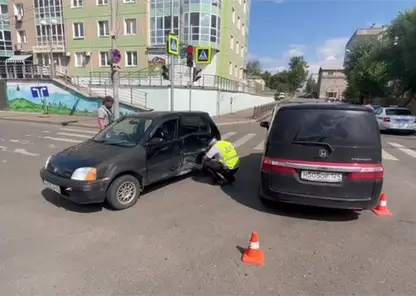 В центре Красноярска автоледи столкнулась с микроавтобусом