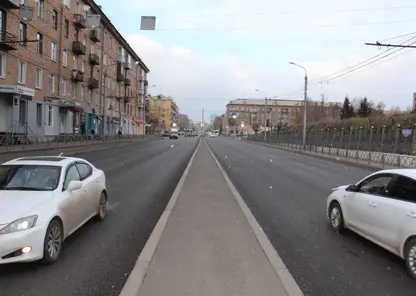 В Красноярске на Свободном убрали колеи на дорогах