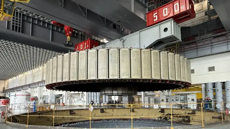 900-тонный ротор установили в кратер гидроагрегата на Красноярской ГЭС