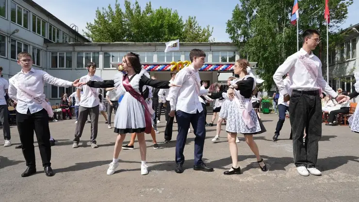 Последние звонки проходят в школах Красноярского края