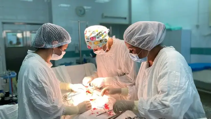 Опухоль в 3 килограмма: красноярские врачи удалили пациентке огромную миому