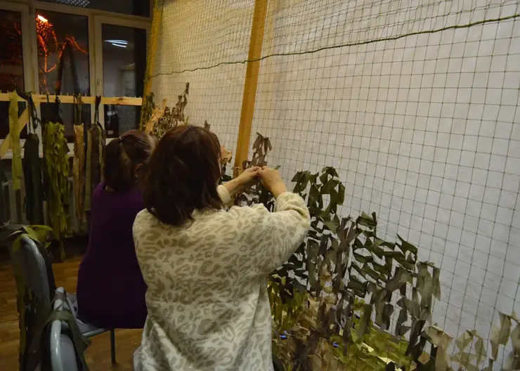 Более 250 маскировочных сетей сплели волонтеры в Октябрьском районе Красноярка