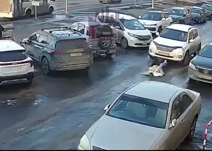 В Красноярске девушка упала под колеса автомобиля на Судостроительной