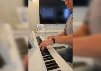 Депутат Госдумы от Красноярского края исполнил «Третье сентября» на фортепиано