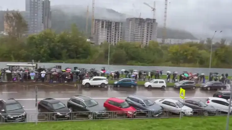 Ад на остановке: жители «Тихих Зорь» собрались в огромную очередь, чтобы уехать из района