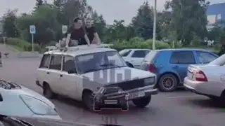 Молодого водителя из Красноярска наказали за поездку друзей на крыше авто