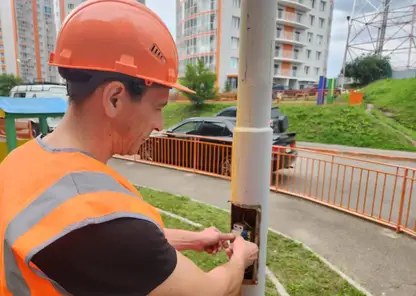 В Красноярске на ул. Борисова начали восстанавливать уличное освещение