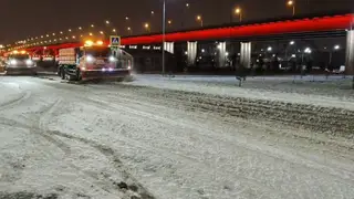 Красноярские дорожники всю ночь боролись со снегопадом: на улицах работало более 50 спецмашин Красноярские дорожники всю ночь боролись со снегопадом: на улицах работало более 50 спецмашин