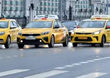 «Пассажиры платят больше, чем получаю я»: красноярский таксист пожаловался на разницу в цене во время поездок
