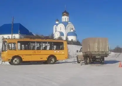 Школьный автобус с детьми попал в ДТП с УАЗиком в Красноярском крае