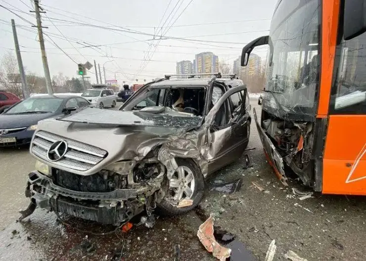Пассажирский автобус врезался в «Мерседес» в Омске. Несколько человек пострадали