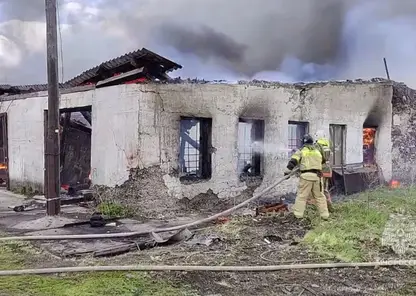 Крупный пожар на 880 квадратах тушат сотрудники МЧС в Курагинском районе