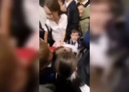 Видео серьезной давки в гардеробе иркутской школы появилось в сети