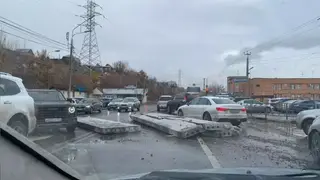 В Красноярске движение на Брянской парализовали, выпавшие на дорогу бетонные плиты