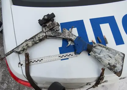 Мужчина выбросил самодельный обрез на глазах у полицейских в Красноярском крае. Его задержали