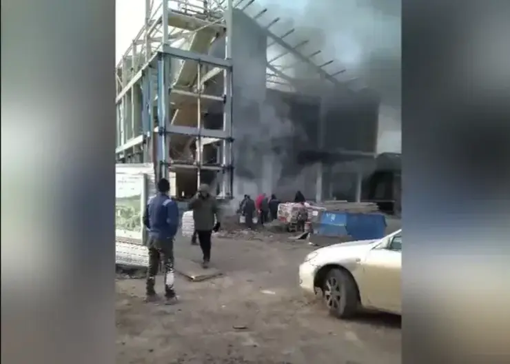 В красноярской деревне Овсянка загорелся строящийся Национальный центр Астафьева