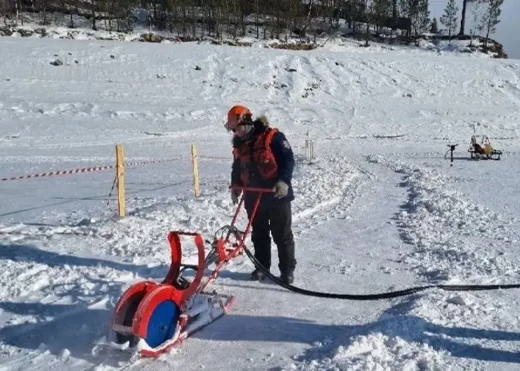 В Красноярском крае спасатели начали распиливать лед на водохранилище и закрыли переправу на Енисее