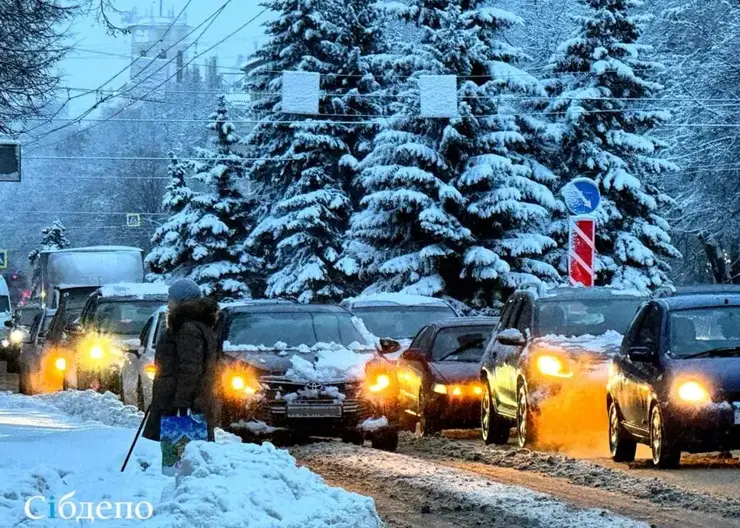 Пробки в Кемерове достигли максимальных 10 баллов после ночного снегопада