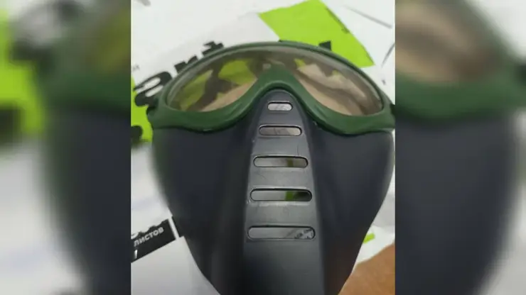 В Красноярске дедушка с игрушечным пистолетом и в детской маске ограбил магазин