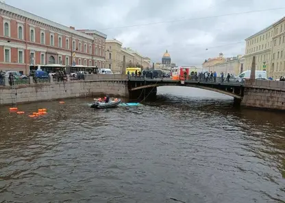 Пассажирский автобус упал с поста в реку Мойку в центре Петербурга