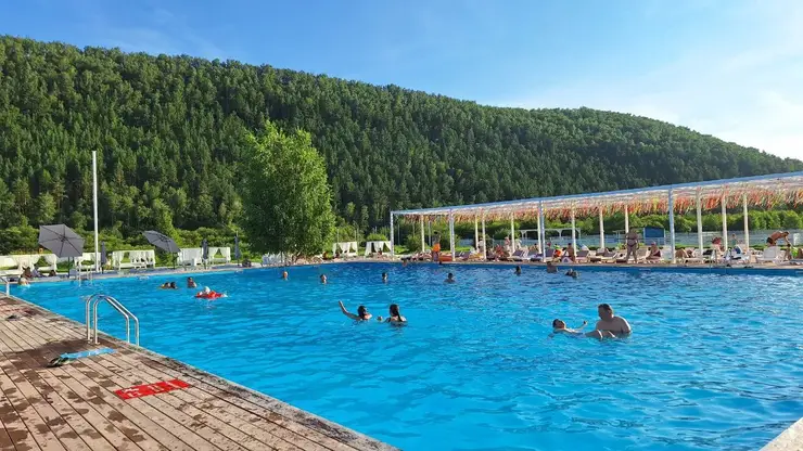 Топ-5 бассейнов под открытым небом в Красноярске 2025: цены и расположение