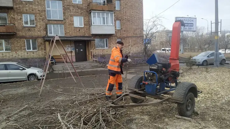 В Красноярске в Свердловском районе приступили к уборке