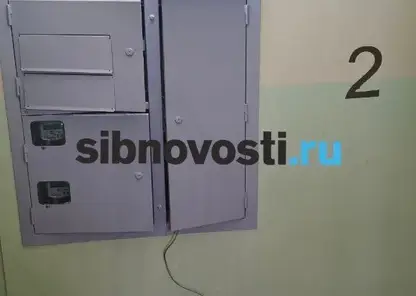 В Красноярске компания парней снова изуродовала подъезд на Взлетке в поисках запрещенных веществ