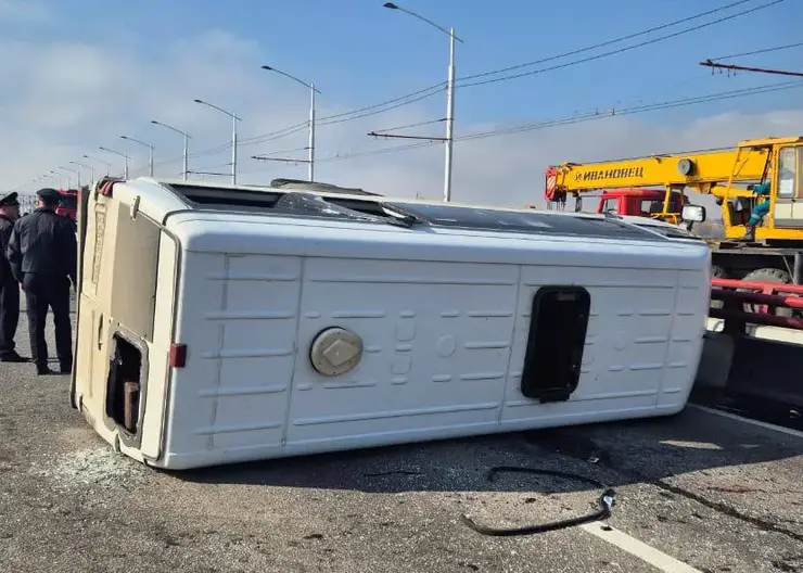 Маршрутка опрокинулась в Иркутске после столкновения с двумя легковушкками