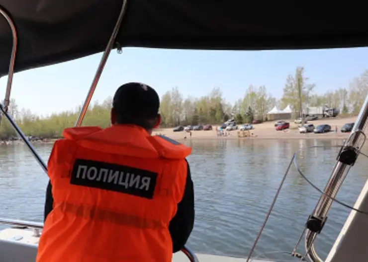 Полицейские обеспечивают охрану общественного порядка в местах массового отдыха красноярцев