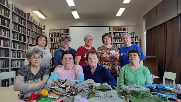Красноярские волонтеры свяжут вещи для бойцов СВО, пожилых людей и младенцев