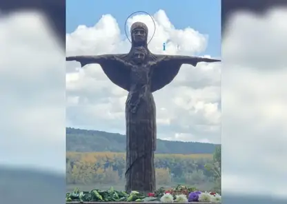 Необычный памятник матери с младенцем появился в Кемерове