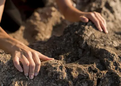 При строительстве дороги в Туве, рабочие обнаружили уникальную стелу с рунами, пролежавшую в земле столетия