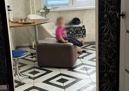 Годовалая девочка забралась на окно четвёртого этажа и едва не выпала из многоэтажки в Красноярске
