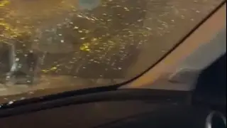 В Красноярске люк пробил лобовое стекло автомобиля с детьми