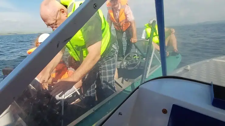 Пять человек застряли на лодке с заглохшим мотором посреди Красноярского водохранилища