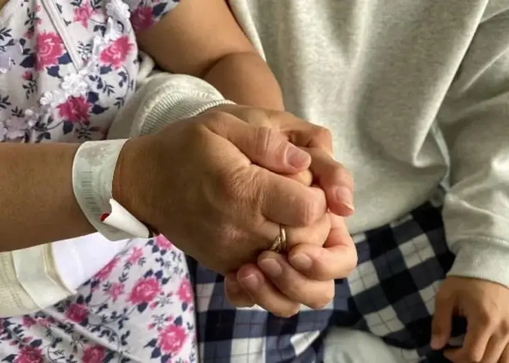 Мать отдала свою почку для трансплантации 23-летнему сыну в Красноярске