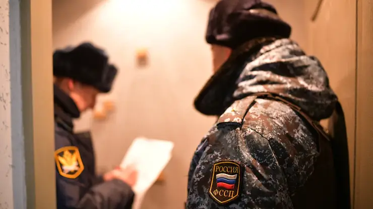 Красноярец с долгом 1,2 миллиона два часа прятался под кроватью от судебных приставов