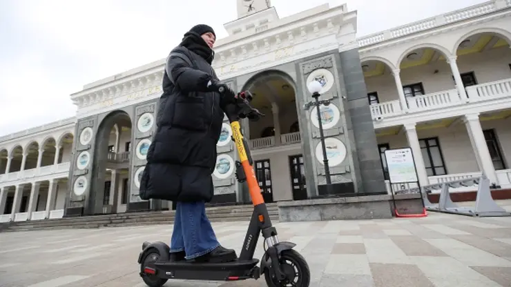 В Барнауле 78-летняя бабушка на электросамокате врезалась в автомобиль