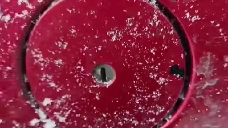 Волонтер-поисковик чуть не умерла от холода на трассе под Красноярском: неизвестные слили бензин из ее машины