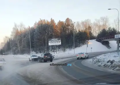 Полицейские расследуют ДТП, где бывший сотрудник ГИБДД выехал на встречную полосу и врезался в автомобиль, которым управляла девушка. Вину в аварии полгода пытались переложить на неё