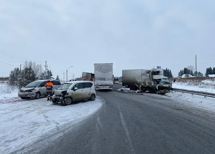 В Ачинском районе на федеральной трассе в ДТП попало сразу 5 автомобилей