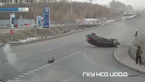 Автомобиль перевернулся на Ордынском шоссе в Новосибирской области в нескольких метрах от пешехода